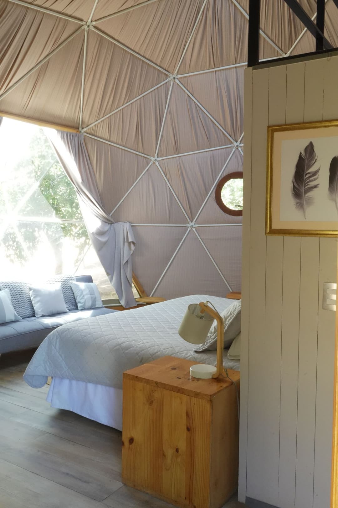 Interior de domo: dormitorio con vista al cielo