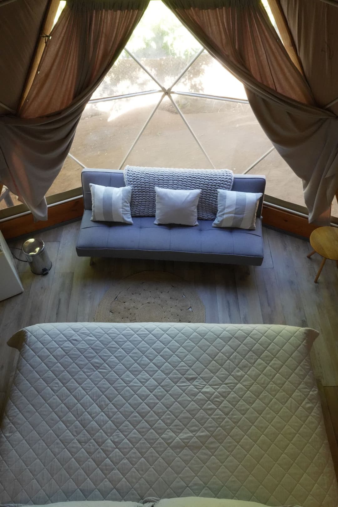 Detalles en madera y textiles
